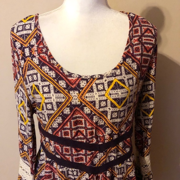 ⭐️ Chelsea And Violet BoHo Bell Sleeve - Picture 3 of 9